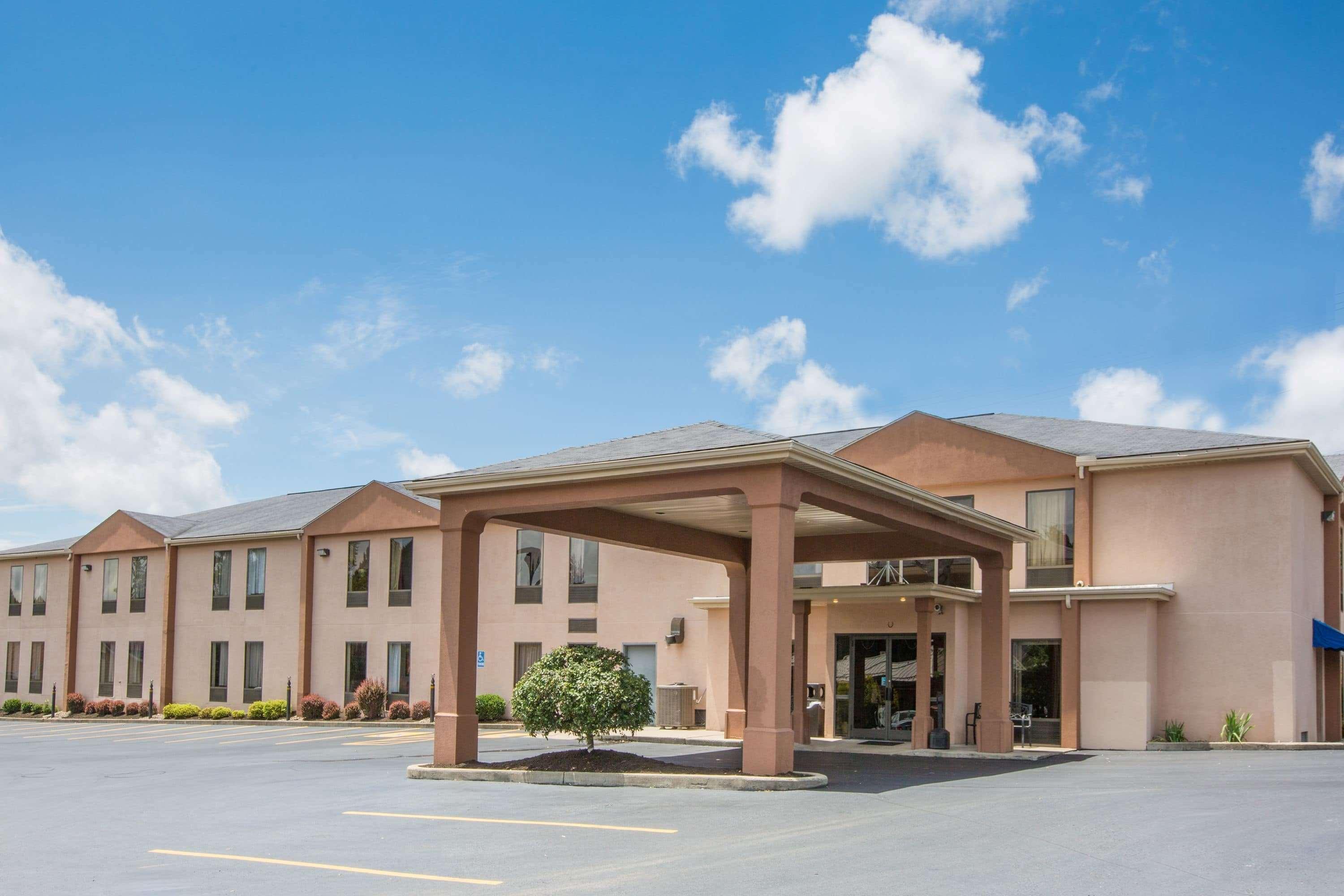 Howard Johnson by Wyndham Beckley Exterior foto